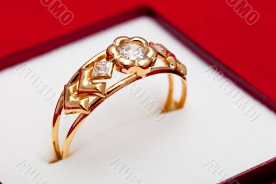 Gold ring with white zirconia enchased