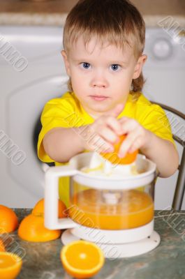 The child to wring out juice The child to wring out juice