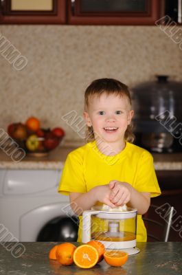 The child to wring out juice The child to wring out juice