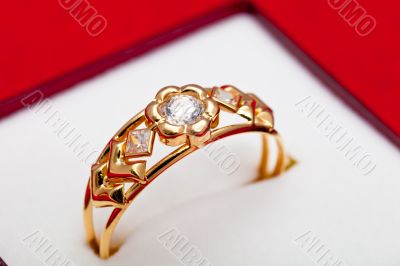 Gold ring with white zirconia enchased
