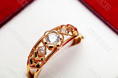 Gold ring with white zirconia enchased