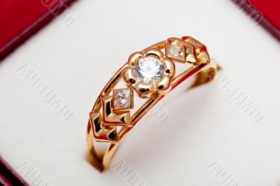 Gold ring with white zirconia enchased