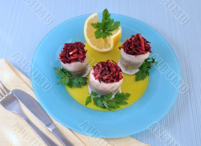 Herring fillet stuffed with beet-apple stuffing and lemon