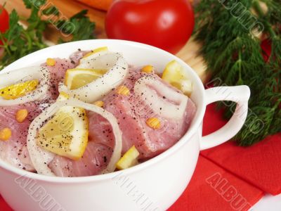 Marinated meat with lemon and onion