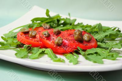 Salad with fresh tomatoes, capers and arugula