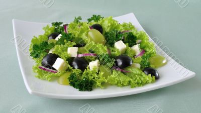 Salad of lettuce with cheese and grapes