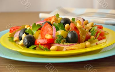 Salad of roasted peppers with tomato, peanuts and olives