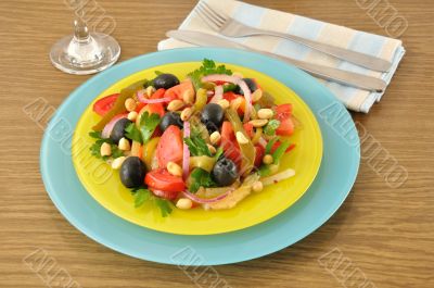 Salad of roasted peppers with tomato, peanuts and olives