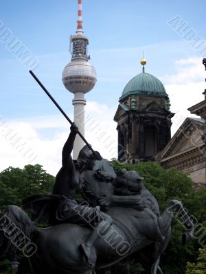 Berlin-TV Tower-statue-Dom