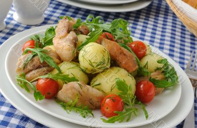 Boiled potatoes with chicken and tomato