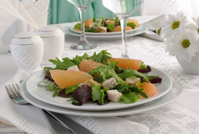 Salad of fresh salad mix with chicken and grapefruit Salad of fresh salad mix with chicken and grapefruit
