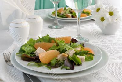 Chicken salad with grapefruit and a mixture of fresh salads