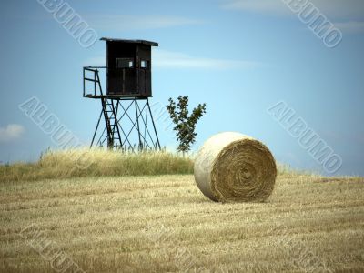 High seat and straw bales