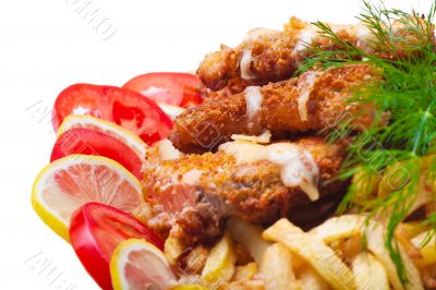 Fish fried in breadcrumbs with tomato and lemon