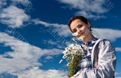 girl with a bouquet of daisies