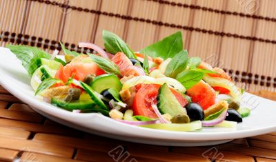 Vegetable salad with basil