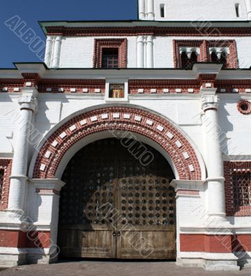 The front gate of estate Kolomenskoe The front gate of estate Kolomenskoe