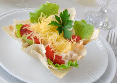 Basket, stuffed with chicken, tomatoes and cheese