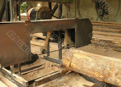Sawing machine for wood processing