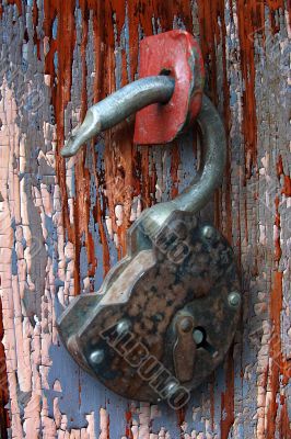 rusty hinged lock