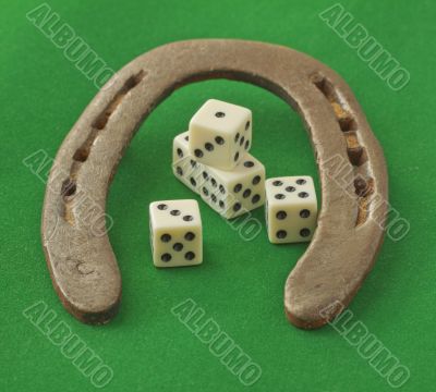 Horseshoe with dice