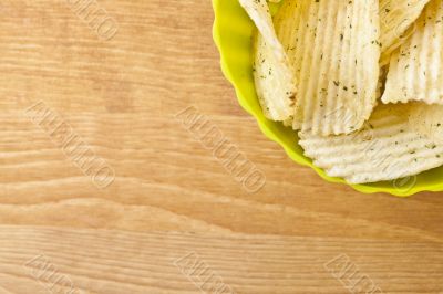 sour cream flavored potato chips in green bowl