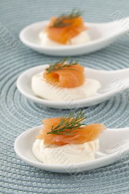 smoked salmon sushi rolls