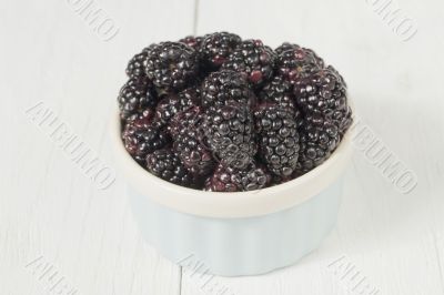 blackberry fruit in bowl