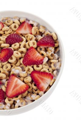 ring cereals with strawberry and milk