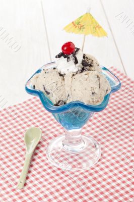 cookies and cream ice cream with beach umbrella decoration