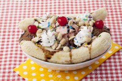 banana split on the white bowl