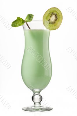 kiwi juice with slice of kiwi and peppermint