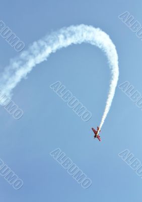 Perform aerobatics by the aircraft at the airshow