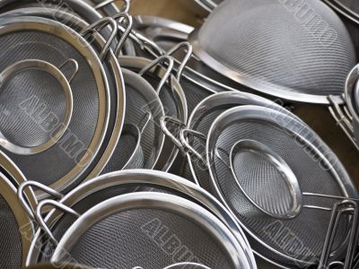 colanders-metal