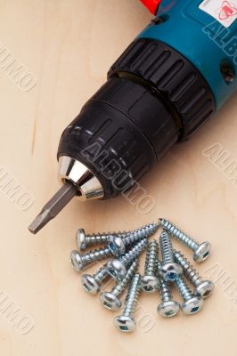 powerdrill and a few screws