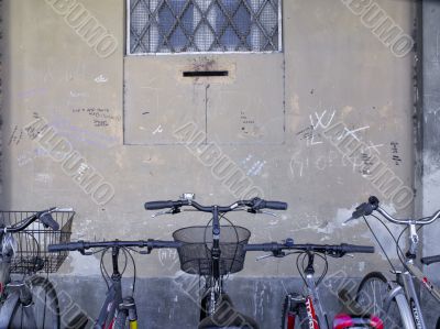 bike parking on the side of the wall