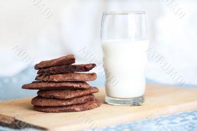 a glass of milk and chocolate cookies