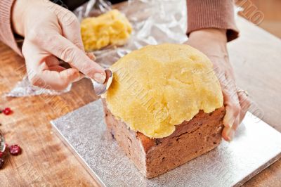 Decorating christmas cake with spoon