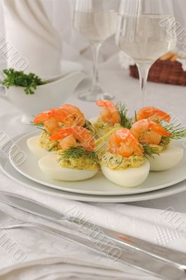 Eggs stuffed with spicy shrimp