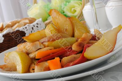 Salad of chicken and caramelized pears