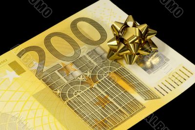 The banknote of 200 euro is a gift