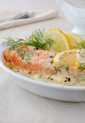 Salmon with cream and lemon sauce