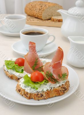 Appetizer with ham and ricotta