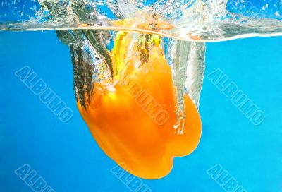 YELLOW PEPPER SPLASHING IN WATER YELLOW PEPPER SPLASHING IN WATER