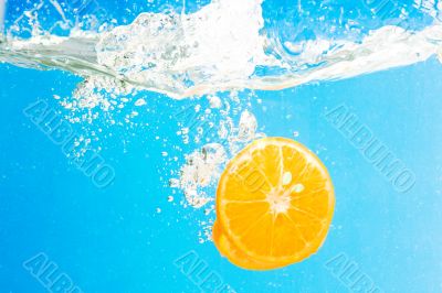 Citrus slice SPLASHING IN WATER 