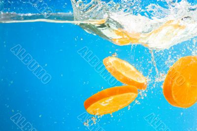 Citrus slice SPLASHING IN WATER 