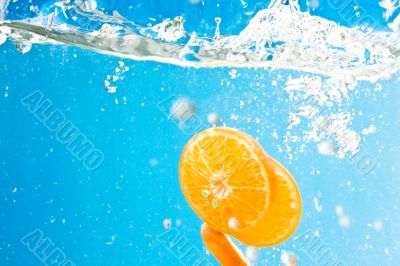 Citrus slice SPLASHING IN WATER 