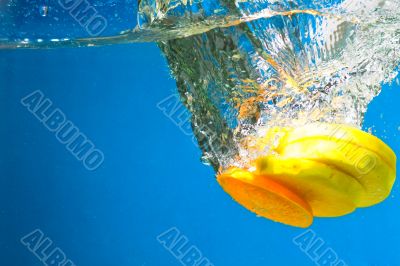 Citrus slice SPLASHING IN WATER 