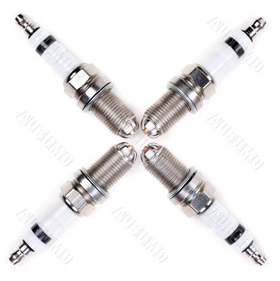 Four spark plugs in the form of a cross