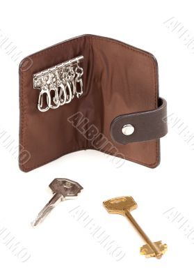 Brown purse for the keys with two keys.